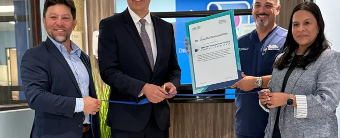 Imagen Principal - Dr. Bernaschina recibiendo reconocimiento